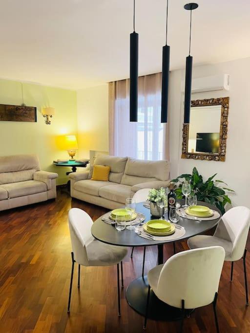 Re Gallo Luxury Apartment Plebiscito In Via Chiaia Napels Buitenkant foto
