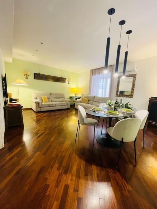 Re Gallo Luxury Apartment Plebiscito In Via Chiaia Napels Buitenkant foto